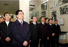 胡錦濤參觀周恩來(lái)紀(jì)念館